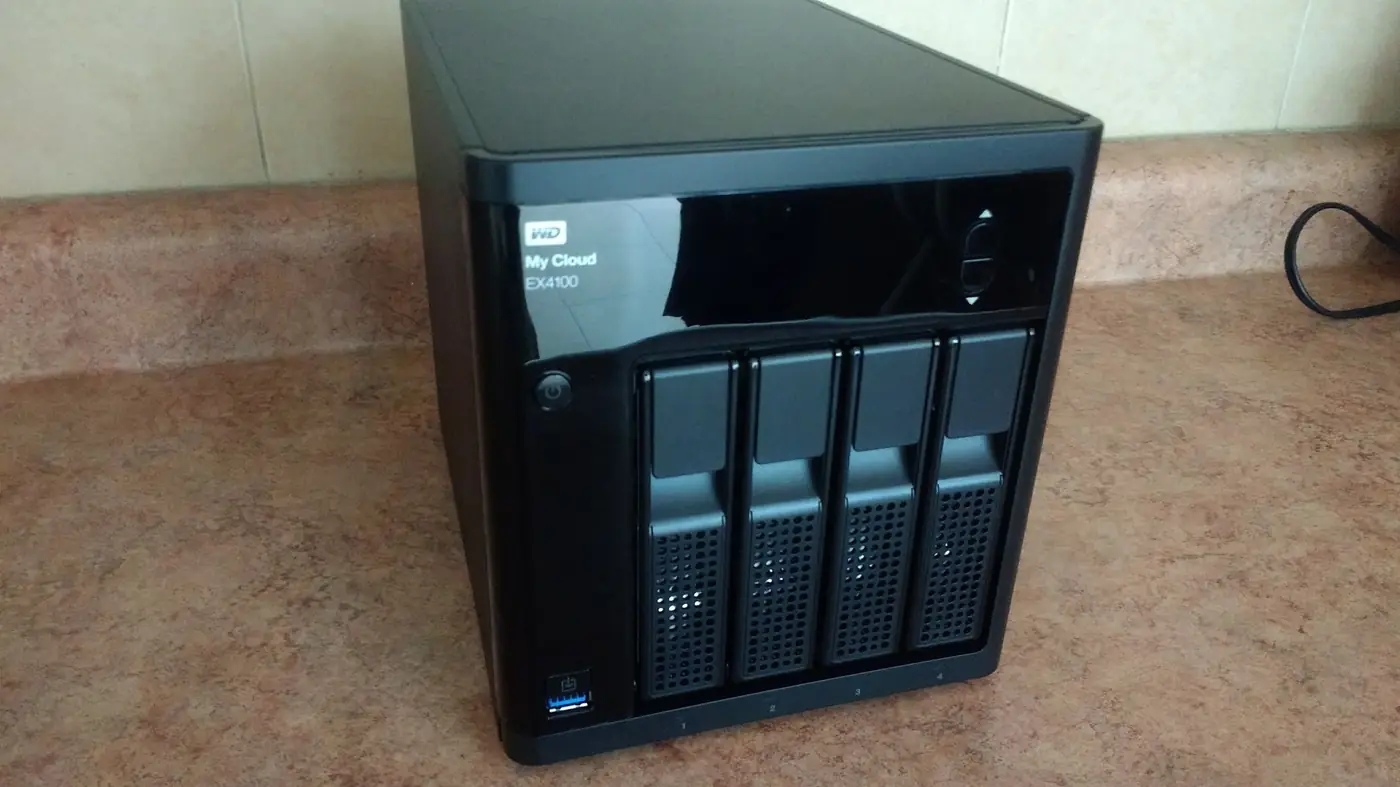 Four-bay backup server